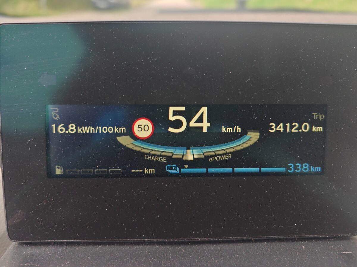 平均耗電 16.8 kWh/100 km，續航 338 公里。