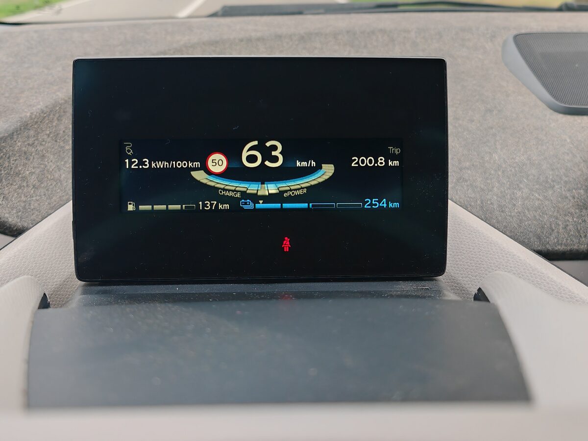 行駛中：時速 63 km、耗電 12.3 kWh/100 km，剩餘 254 公里。