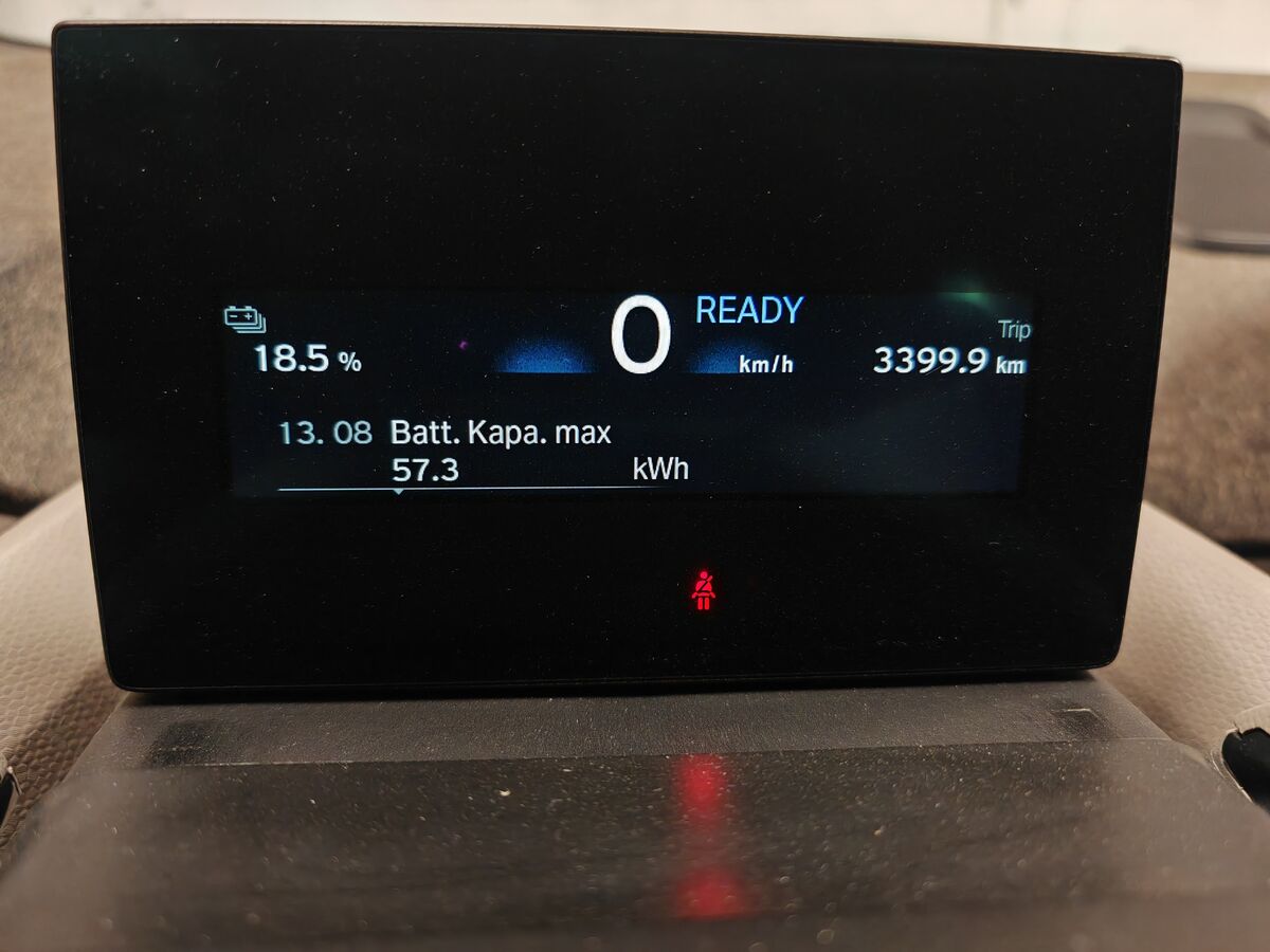 車輛隱藏選單：電量 18.5% 時 Batt.Kapa.max 為 57.3 kWh。
